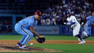 Orion Kerkering #50 de los Filis de Filadelfia no pudo fildear un rodado bateado por Andy Pages #44 de los Dodgers de Los Ángeles durante la undécima entrada del cuarto juego de la Serie Divisional de la Liga Nacional en el Dodger Stadium el 9 de octubre de 2025 en Los Ángeles, California.
