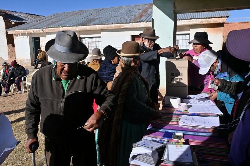 Indígenas votan en un colegio electoral durante las elecciones presidenciales en la comunidad de Kentupata, en Laja, departamento de La Paz, Bolivia, el 17 de agosto de 2025. Los bolivianos acuden a las urnas el domingo para unas elecciones marcadas por una profunda crisis económica que ha visto a la izquierda colapsar y a la derecha aspirar a su primer intento de poder en 20 años. (Foto de AIZAR RALDES / AFP)
