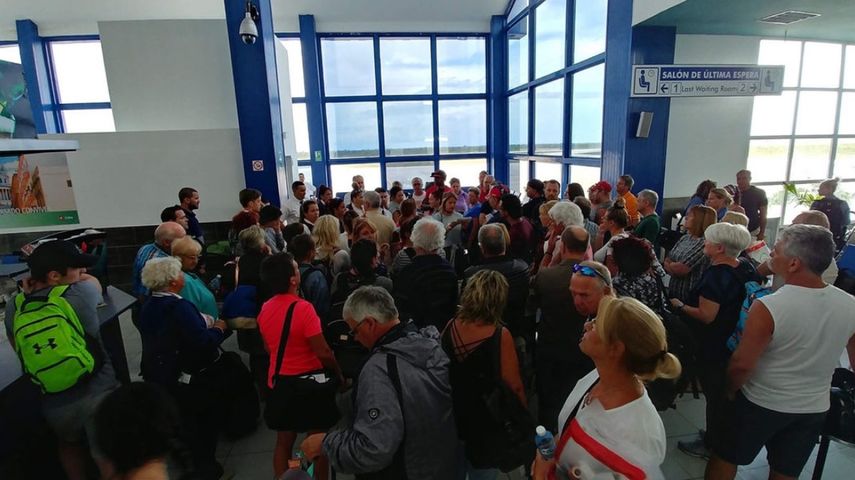 Vista de un grupo de turistas canadienses varados en la sala de última espera del aeropuerto de Jardines del Rey, en el norte de Cuba.