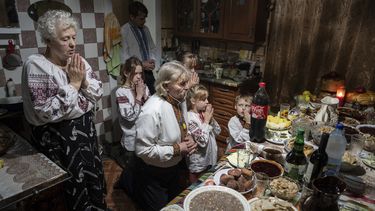 La familia Zelenchuk reza antes de su cena de Navidad en la localidad de Kryvorivnia, Ucrania, el domingo 24 de diciembre de 2023.&nbsp;