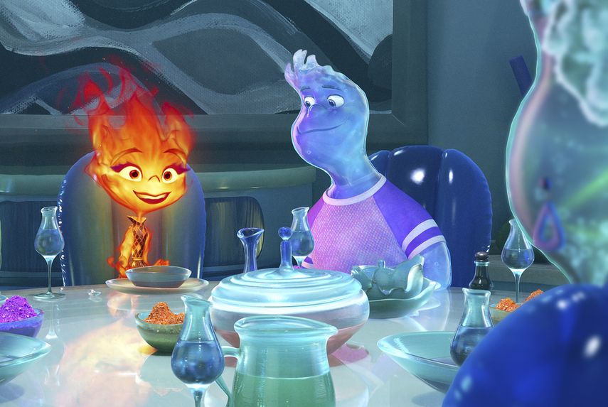 En esta imagen proporcionada por Disney/Pixar Studios, Ember, con la voz de Leah Lewis, izquierda, y Wade, con la voz de Mamoudou Athie en una escena de la película animada "Elemental". 