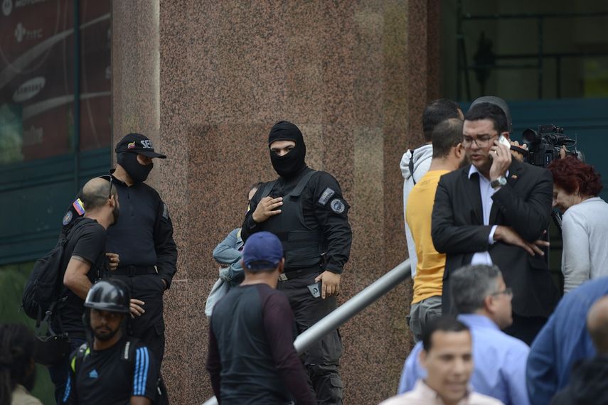 Oficiales de seguridad venezolanos bloquean la entrada a un edificio donde están las oficinas del líder opositor Juan Guaidó en Caracas, Venezuela, el martes 21 de enero de 2020.&nbsp;