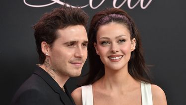 Brooklyn Beckham y su esposa, la actriz estadounidense Nicola Peltz Beckham, llegan al estreno de la película Lola en el Teatro Bruin de Los Ángeles, California, el 3 de febrero de 2024.