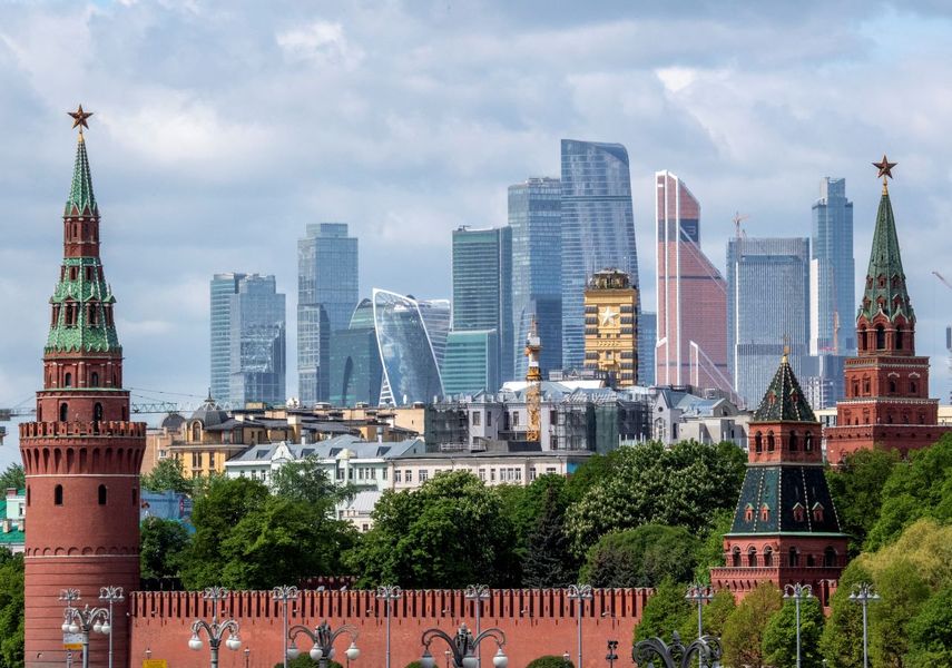 Los edificios del Centro Internacional de Negocios de Moscú (Moskva City) se ven al fondo detrás del Kremlin en el centro de Moscú.