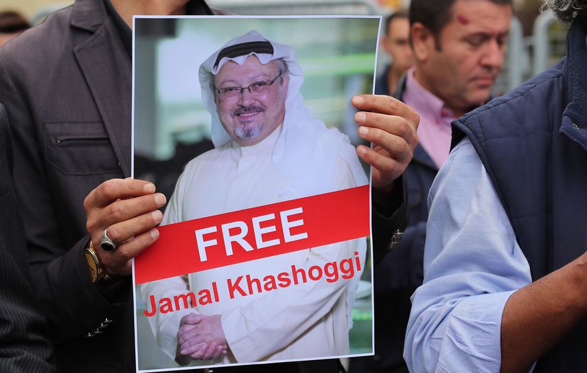 Varios activistas muestran retratos del periodista saudí presuntamente asesinado dentro del Consulado de Arabia Saudita en Estambul.&nbsp;