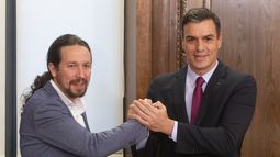 Pablo Iglesias y Pedro Sánchez ultiman su acuerdo de coalición.