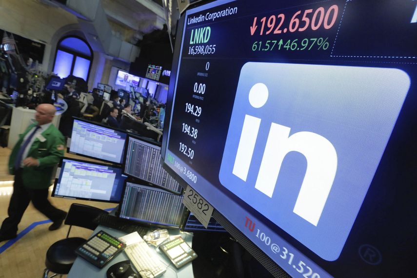El logo de LinkedIn aparece en un monitor en el piso de la Bolsa de Valores de Nueva York. &nbsp;