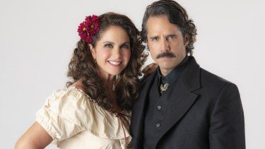 Lucero y Jose Ron posan en una fotografía promocional de El Gallo de oro .