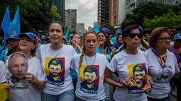 Mitzi Capriles, esposa del alcalde mayor de Caracas&nbsp;Antonio&nbsp;Ledezma junto a la dirigente opositora María Corina Machado; Lilian Tintori, esposa de Leopoldo López; la madre de López, María Antonieta de López; y Helen Fernández, la alcaldesa encargada de Caracas
