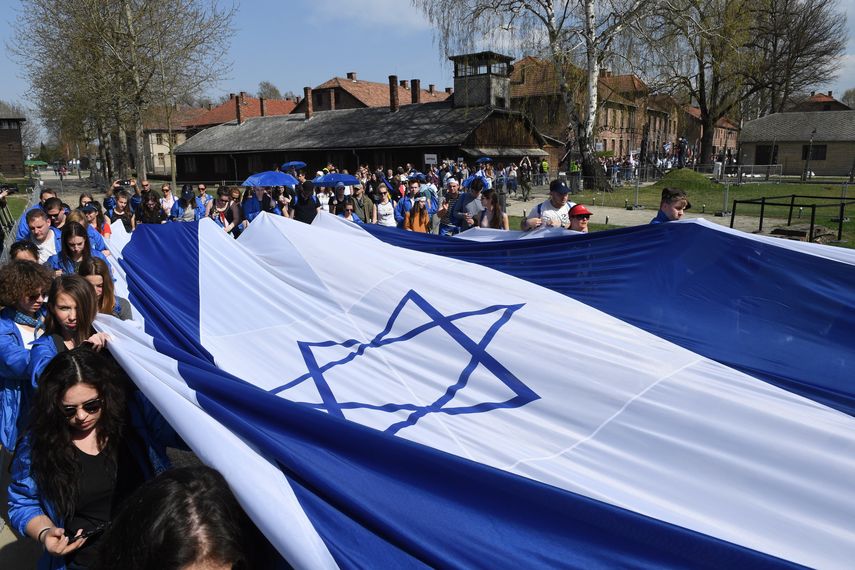 Vista de los participantes en la 27º Marcha de los Vivos en el campo de concentración nazi de Auschwitz I en Oswiecim (Polonia) hoy, 12 de abril de 2018. Varios miles de personas, principalmente judíos y jóvenes polacos, recorrerán a pie los tres kilómetros de la carretera de la muerte entre el campo de concentración de Auschwitz I y Auschwitz II en memoria de las víctimas del Holocausto.&nbsp;