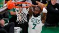 El base de los Celtics de Boston Jaylen Brown clava el balón en el segundo periodo del juego 3 de las Finales de la NBA ante los Warriors de Golden State el miércoles 8 de junio del 2022. 