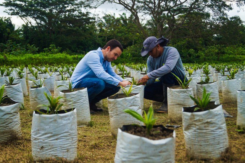 El productor Andrés Dupouy imparta clases a pequeños agricultores para regresar al campo y comenzar a sembrar a Venezuela.
