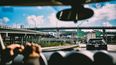 Un conductor transita por la carretera interestatl I-95 rumbo al centro de Miami.