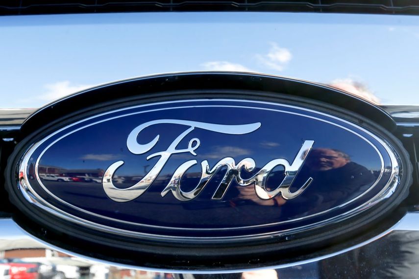 Logo de la Ford en un concesionario.
