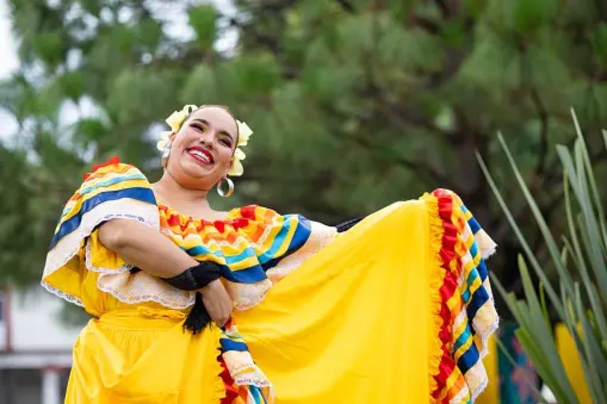 Mujer con atuendo mexicano celebrando el 5 de mayo
