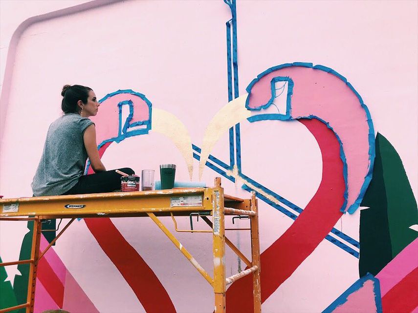 Elena, mientras laboraba en su mural Flamingo, en Wynwood.