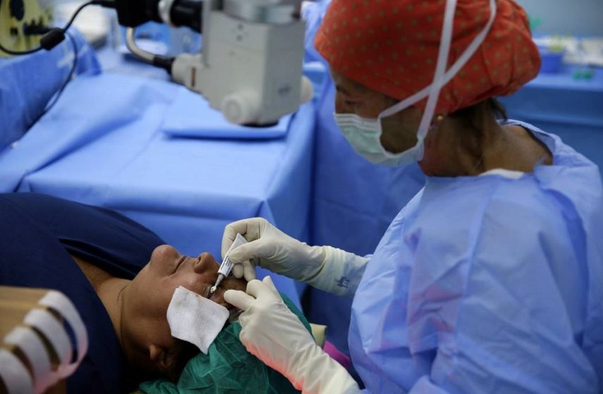 Fotografía de archivo de una cirugía de cataratas en un hospital en San Salvador, como parte de una misión humanitaria.