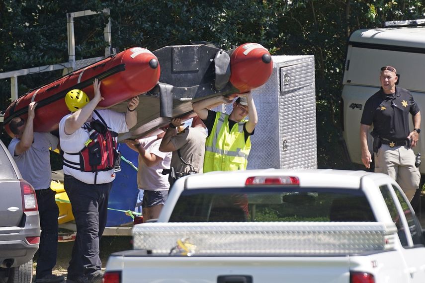 La escena en Eden, Carolina del Norte, donde murieron unas personas que iban en paseo en balsa por un río, el 18 de junio del 2021.&nbsp;