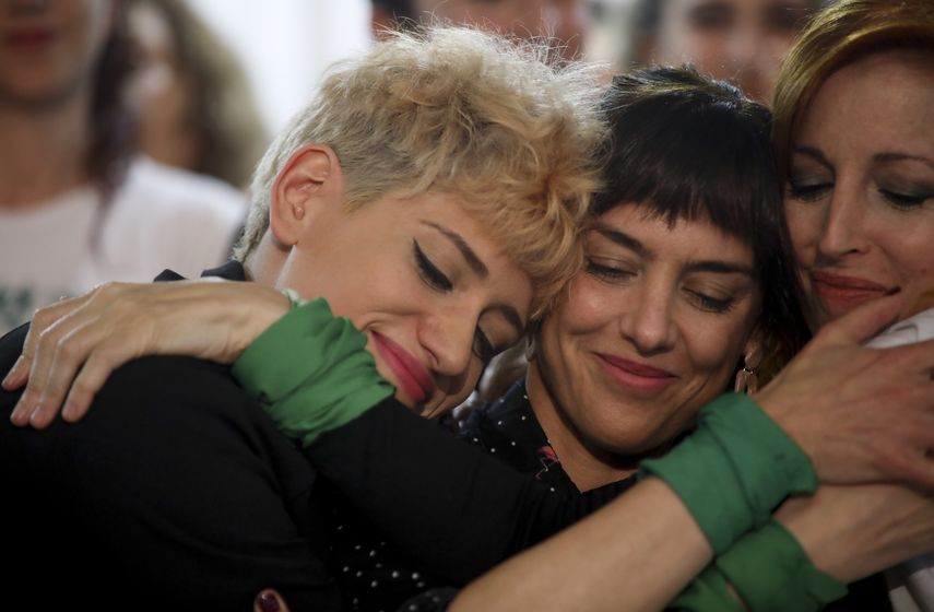 Presunta v&iacute;ctima de acoso sexual y maltrato Anah&iacute; de la Fuente, izquierda, la actriz Jazm&iacute;n Stuart, centro, y Anabel Cherubito se abrazan durante una rueda de prensa en Buenos Aires.