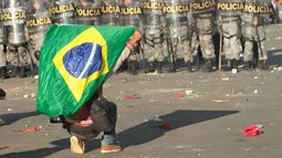 1.300 militares del Ejército y 200 fusileros navales se desplegaron por las calles del Distrito Federal contra los manifestantes