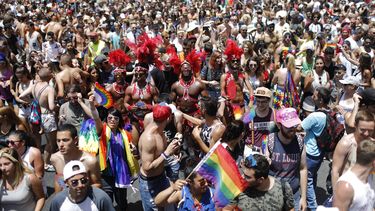 Un grupo de personas asiste al desfile del Orgullo Gay 2017 en Tel Aviv (Israel). 