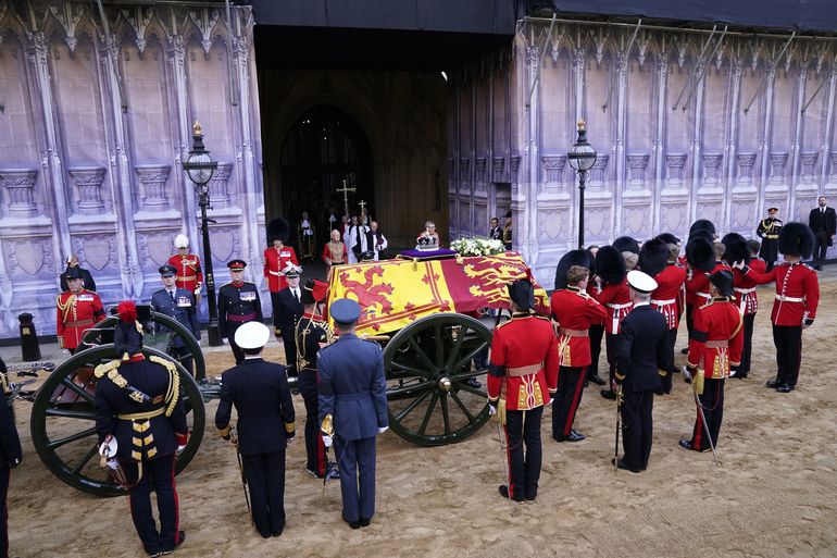 Los portadores del féretro de la reina Isabell II, 1er Batallón de Granaderos de la Guardia, se preparan para llevar el ataúd al Salón de Westminster en el Palacio de Westminster en Londres el 14 de septiembre de 2022.