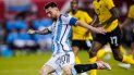 El delantero de Argentina Lionel Messi realiza un remate a gol en el partido amistoso ante Jamaica, el martes 27 de septiembre de 2022, en Harrison, Nueva Jersey. 