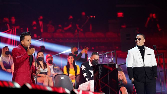Luis Fonsi y Daddy Yankee reciben el Premio Billboard Cancion Latina de la Década por el tema Despacito.&nbsp;