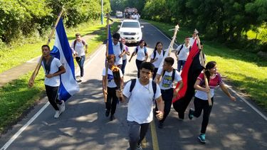 J&oacute;venes celebran en las calles la independencia de Nicaragua.