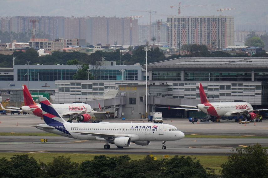 Un avión rueda en la pista después de aterrizar en el aeropuerto El Dorado en medio de escasez de combustible para aviones en Bogotá, Colombia, el lunes 26 de agosto de 2024.&nbsp;