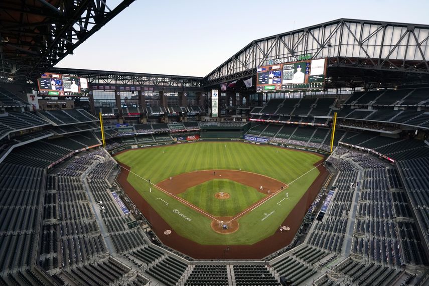 En foto de archivo del 26 de septiembre del 2020 los Astros de Houston enfrentan a los Rangers de Texas en el Globe Life Field en Arlington, Texas
