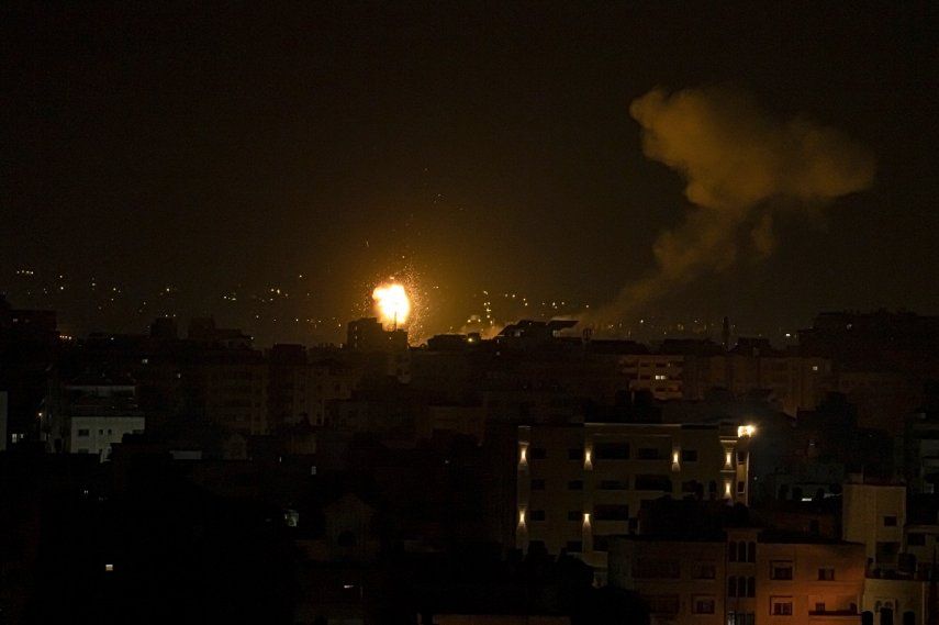 Un ataque israelí deja una bola de fuego y humo en el centro de la Franja de Gaza, el 27 de enero de 2023.&nbsp;