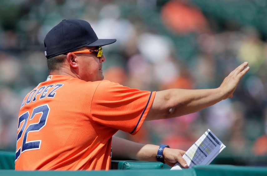 El venezolano Omar López otorga indicaciones a los jugadores de los Astros de Houston, mientras realiza su trabajo de Coach. El oriundo de Valencia, dirigirá a la selección de Venezuela en el Clásico Mundial de Béisbol