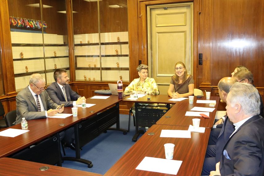 (De izq. A dcha.): Lucrecia Peinado, Primera Dama de Guatemala y Núria Vilanova, presidenta de CEAPI, durante el encuentro con un grupo de empresarios