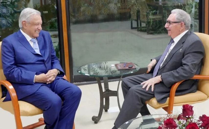 Una inusual sonrisa la del presidente de México Andrés Manuel López Obrador durante su encuentro con el dictador cubano Raúl Castro. 