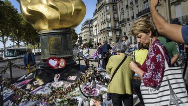&nbsp;Varias personas dejan flores y fotografías en el monumento de la Llama de la Libertad sobre el puente del Almá en honor a la difunta princesa británica&nbsp;Diana&nbsp;de Gales, en París (Francia), hoy 31 de agosto de 2017. &nbsp;