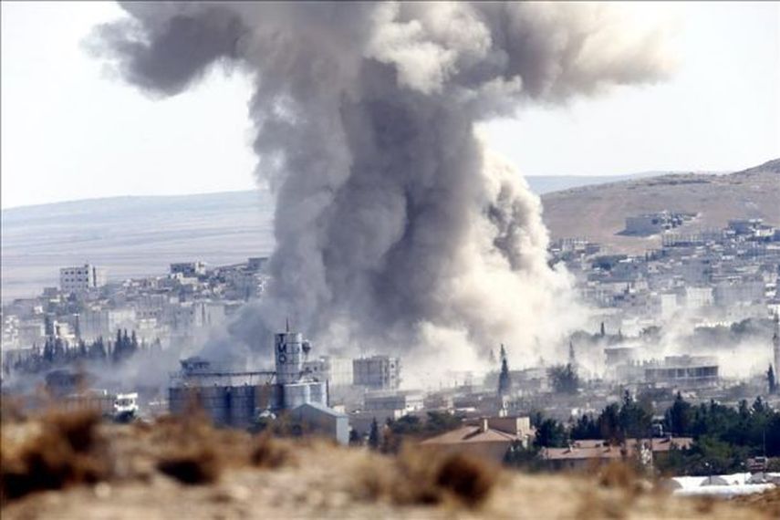 Vista de un bombardeo aéreo en el oeste de Kobani (Siria) (EFE/Archivo)