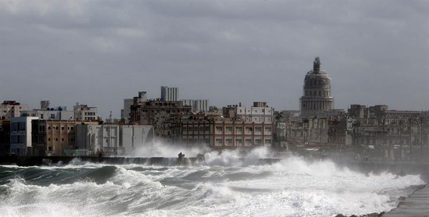  Vista del malecón este sábado 23 de enero del 2016, en La Habana (Cuba). La Defensa Civil cubana emitió un aviso por las penetraciones del mar en todo el occidente del país.(EFE)