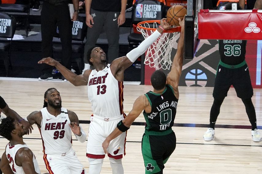 Bam Adebayo, del Heat de Miami, blquea un disparo de Jayson Tatum, de los Celtics de Boston, en el primer partido de la final de la Conferecia del Este, el martes 15 deseptiembre de 2020, en Lake Buena Vista, Florida&nbsp;