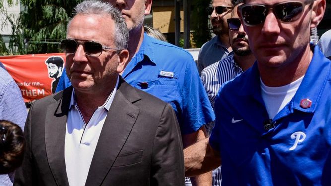 El enviado estadounidense Steve Witkoff (izq.) llega para reunirse con las familias de israelíes secuestrados por militantes palestinos en la Franja de Gaza desde octubre de 2023, durante una manifestación en la plaza Rehenes de Tel Aviv el 2 de agosto de 2025.&nbsp;