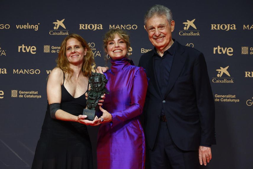 La realizadora argentina Dolores Fonzi (c) gana el Goya a mejor pelicula iberoamericana por Belén.