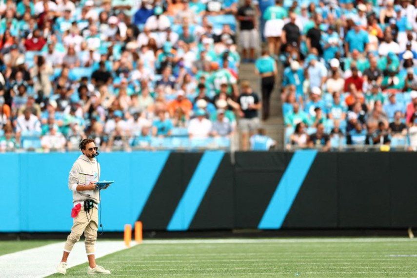 El entrenador en jefe Mike McDaniel, de los Dolphins de Miami, observa el tercer cuarto del partido contra los Panthers de Carolina en el Bank of America Stadium, el 5 de octubre de 2025 en Charlotte, Carolina del Norte.&nbsp;