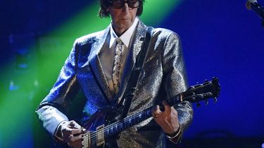 Ric Ocasek, de The Cars, toca en la ceremonia de incorporación al Salón de la Fama del Rock and Roll en Cleveland. 