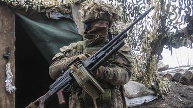 Soldado ucraniano armado.