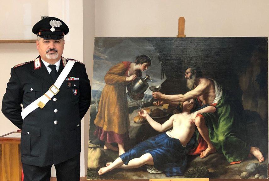 Esta foto publicada el 1 de abril de 2021 por la Oficina de Prensa de Carabinieri muestra el óleo sobre lienzo del siglo XVII Loth avec ses deux filles lui servant ˆ boire atribuido al artista francés Nicolas Poussin (Les Andelys 1594 - Roma 1665). La pintura fue hallada en Italia.&nbsp;