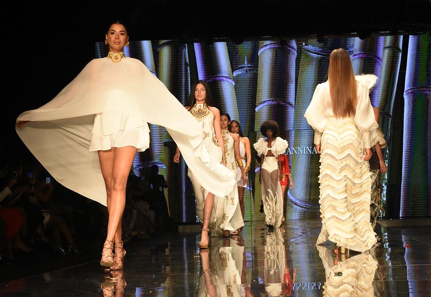 El blanco también encontró espacio en la propuesta de Giannina Azar del Miami Fashion Week 2019.