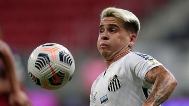 Yeferson Soteldo de Santos de Brasil con el balón en el partido contra San Lorenzo por la Copa Libertadores, el martes 13 de abril de 2021