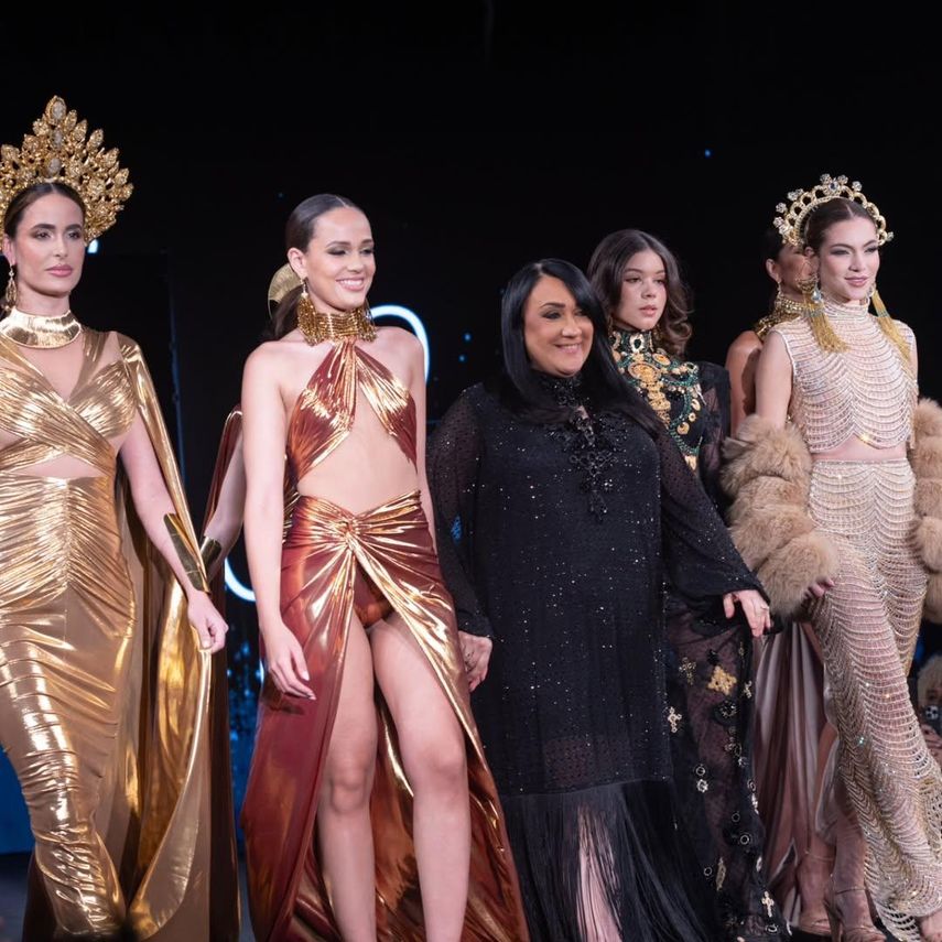 La diseñadora Giannina Azar, acompañada de las modelos, muestra sus creaciones en la New York Fashion Week 2025.