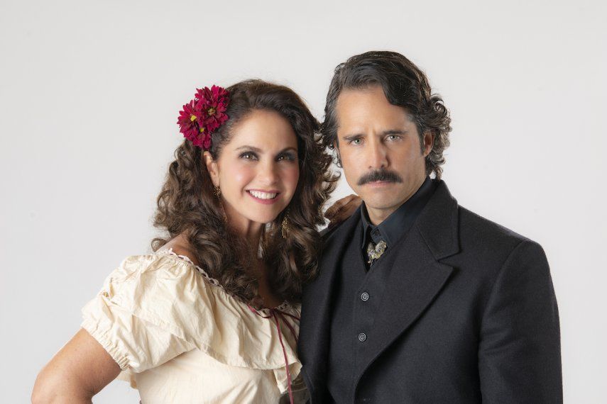 Lucero y Jose Ron posan en una fotografía promocional de El Gallo de oro .