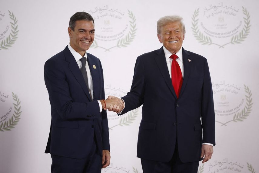 El presidente del Gobierno español, Pedro Sánchez, y el presidente de Estados Unidos, Donald Trump, se dan la mano durante la ceremonia de saludos en la Cumbre de Paz de Gaza en Sharm El-Sheikh, el 13 de octubre de 2025.